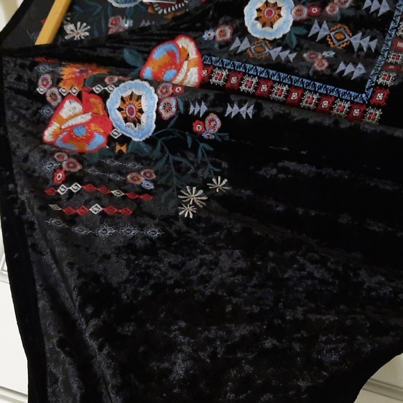 NWT JOHN MARK BLACK/ FLORAL EMBROIDERED PRECIOUS GEM VELVET BLOUSE SZ L/XL - Picture 8 of 13